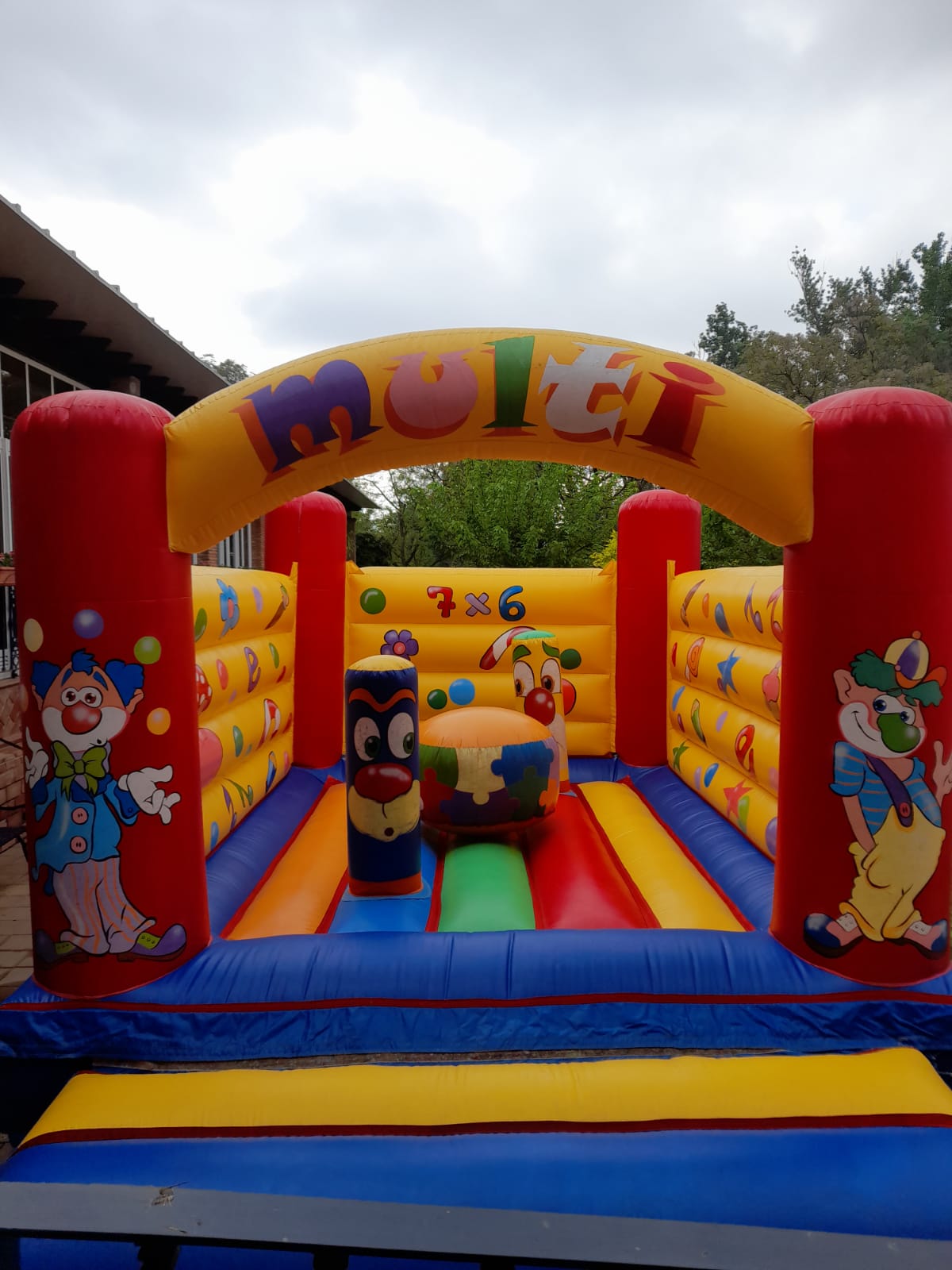 e009723d-3ff7-4cd7-9190-083b848cb14d CASTILLOS HINCHABLES